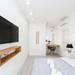 Bed&bath Modern Old Town Apartment